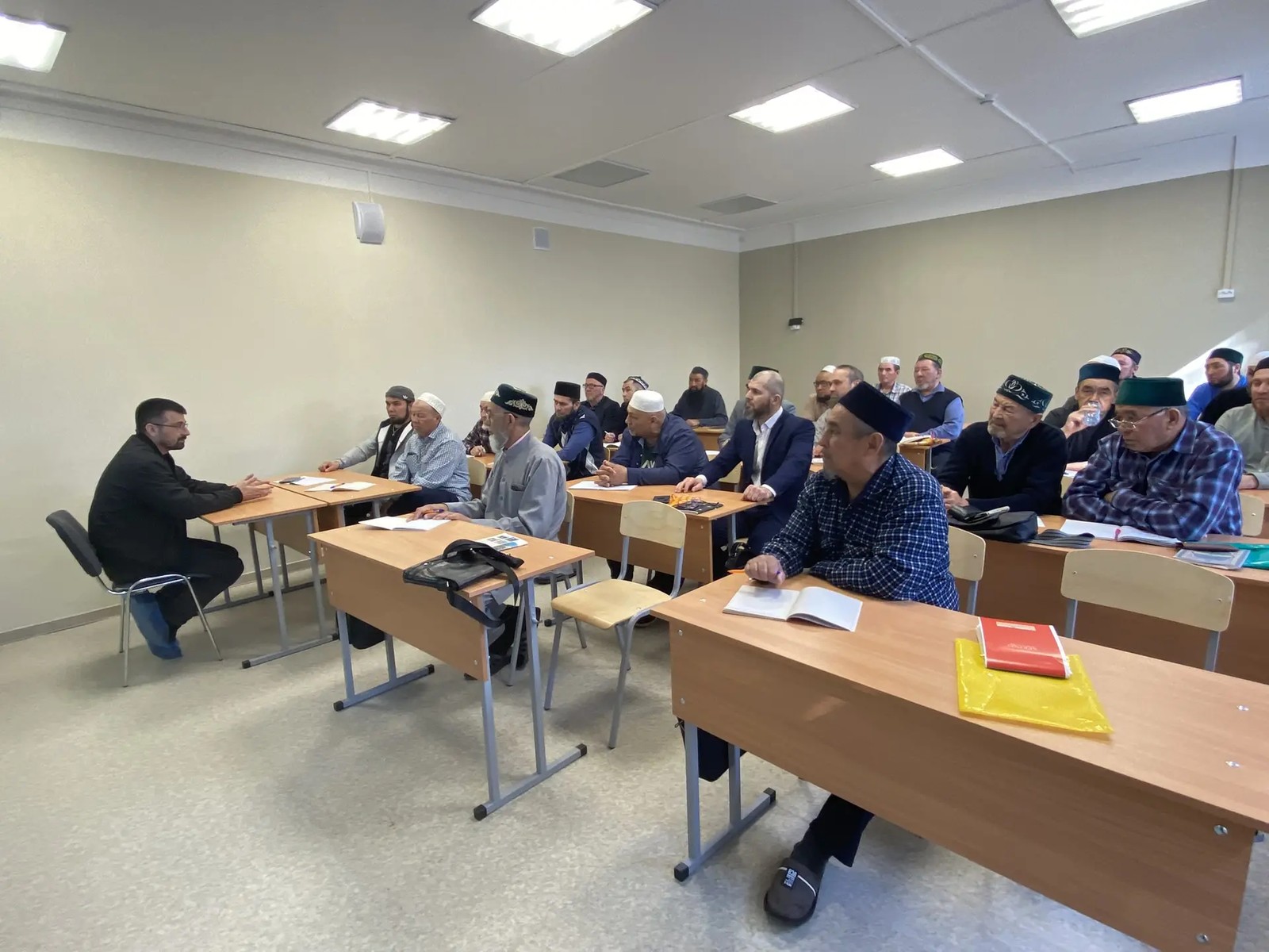 Встреча с экспертом: имамам рассказали о профилактике экстремизма и терроризма в мечетях